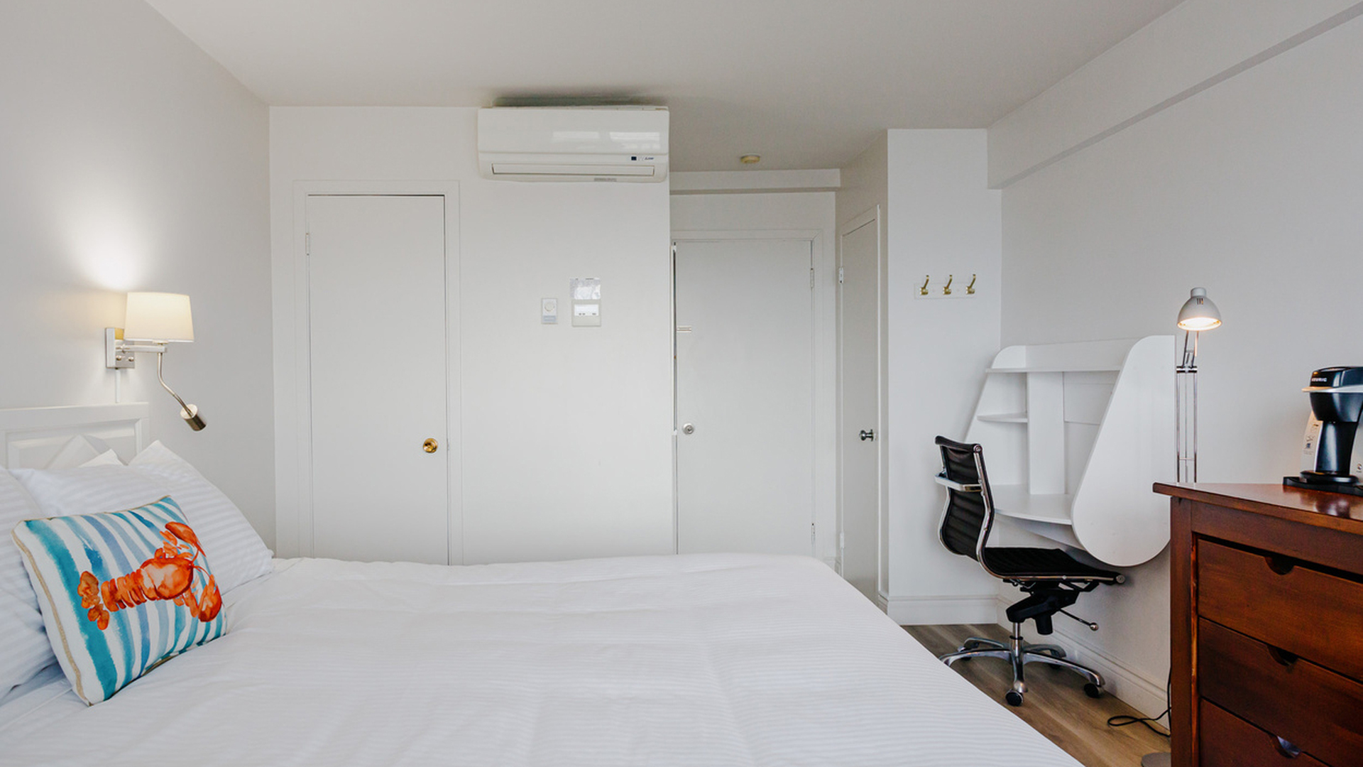 Superior Room: 1 King Bed, Upstairs