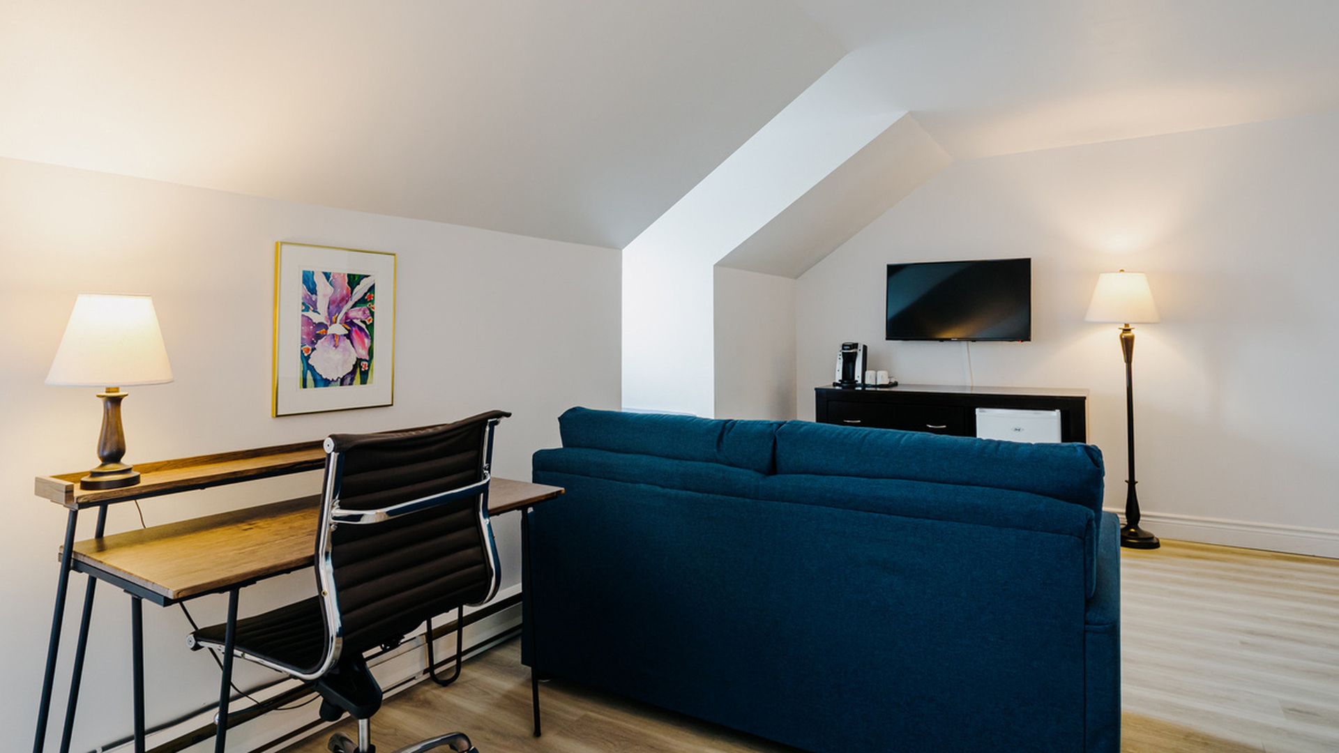 Economic Room: 1 Queen bed with sofa bed
