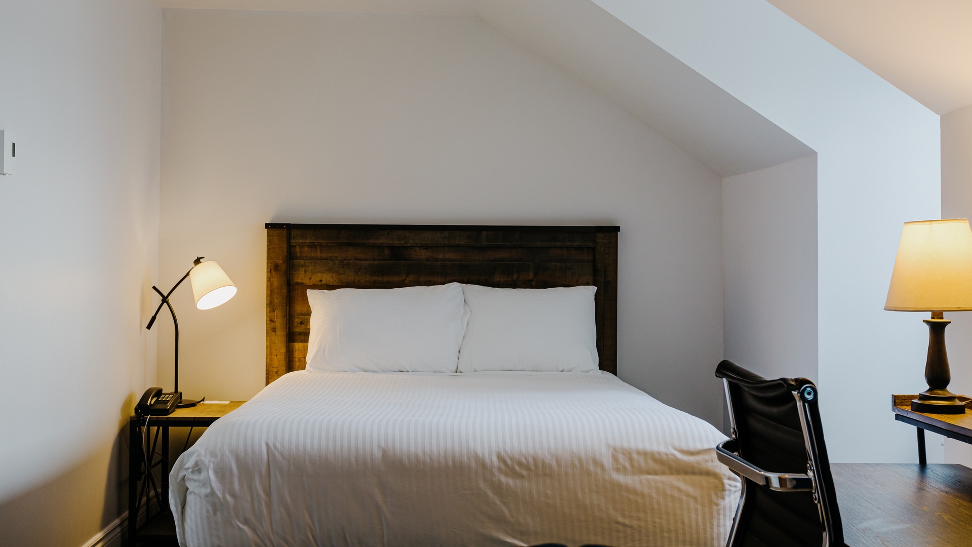 Economic Room: 1 Queen bed with sofa bed